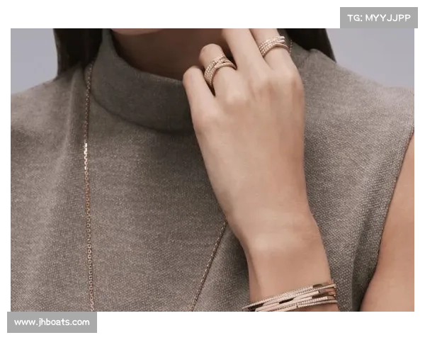 皇家贵族戒指的设计艺术与象征意义探析：权力与尊贵的完美融合